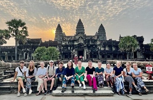 Angkor Wat en groupe au lever du soleil