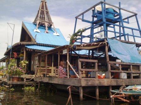  Village flottant à_Kompong-Luong