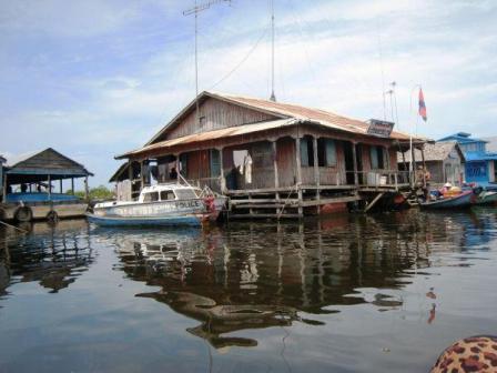 Cambodge Village flottant à_Kompong-Luong