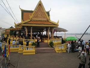fête de l'eau à Phnom Penh en Novembre arrivee-du-roi