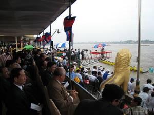 fête des eaux à Phnom Penh en Novembre arrivee-du-roi tribune-invites-du-roi