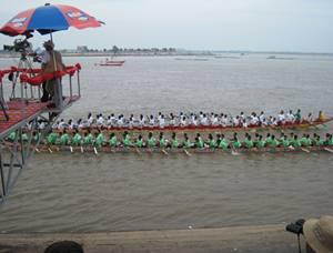fête des eaux à Phnom Penh en Novembre les pirogues