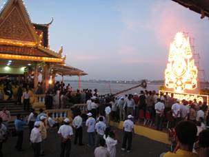 fête des eaux à Phnom Penh en Novembre tribune officielle à coté de celle du Roi du Cambodge 
